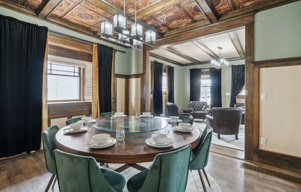 Dining - Emerald Square I Minutes to Downtown I 4 King Beds (Lansing)