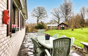 تناول الطعام بالخارج