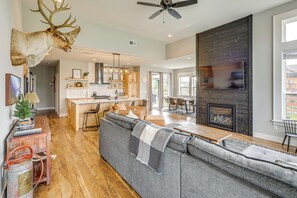 Fernseher, Kamin, Bücher