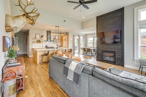 Stylish Montana Vacation Rental w/ Private Hot Tub