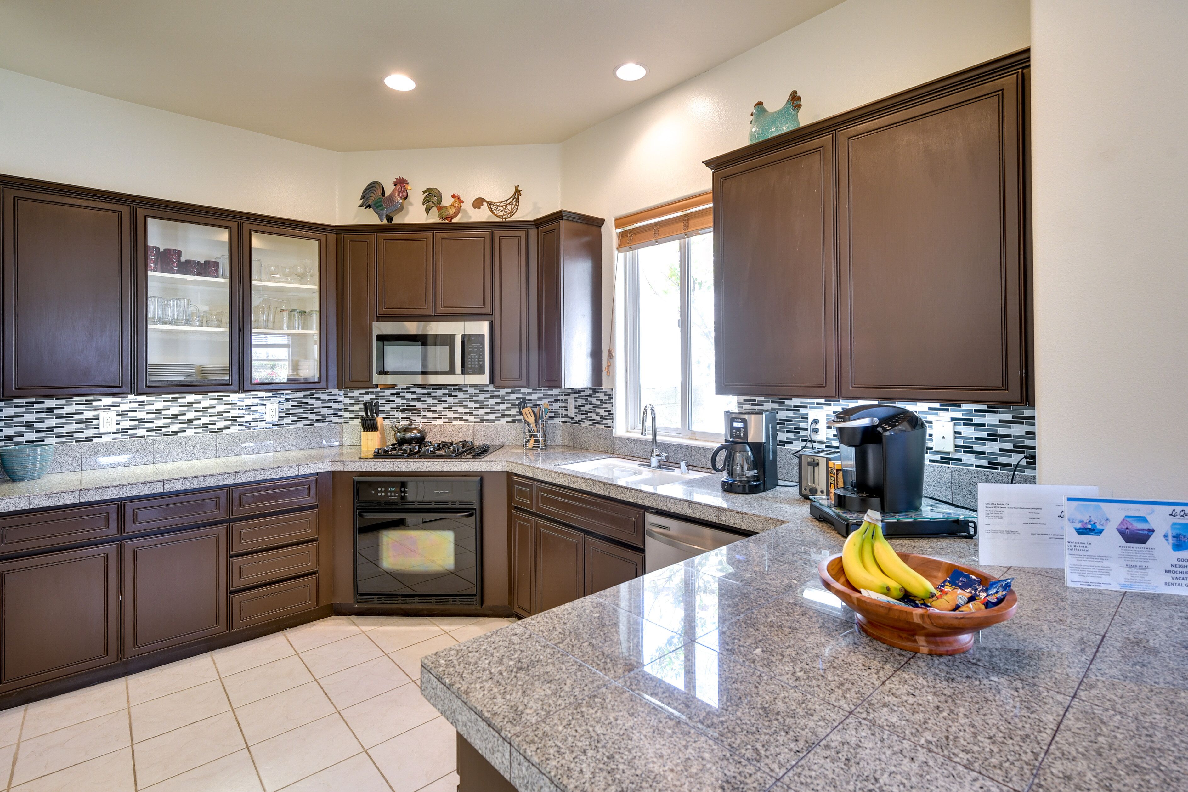 Køleskab, mikrobølgeovn, kogeplade, opvaskemaskine