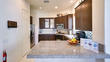 Kühlschrank, Mikrowelle, Herdplatte, Geschirrspüler