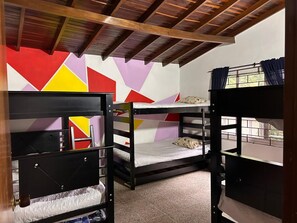 Dormitorio compartido básico | Decoración individual, mobiliario individual, wifi gratis y ropa de cama