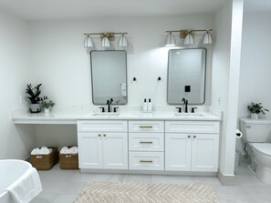 Hair dryer, towels, soap, shampoo - New! Beautiful Beach House, Venice (Venice)