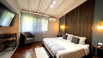 Villa | Individually decorated, individually furnished, desk, laptop workspace