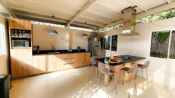 Villa | Cuisine privée | Grand réfrigérateur, micro-ondes, cafetière/bouilloire, blender