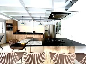 Villa | Cocina privada | Frigorífico grande, microondas, cafetera o tetera y licuadora