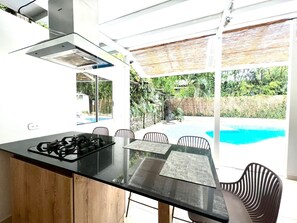 Villa | Dapur peribadi | Peti sejuk/penyejuk beku saiz penuh, ketuhar gelombang mikro