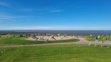 Plage à proximité, chaises longues, serviettes de plage