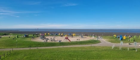 Plage à proximité, chaises longues, serviettes de plage