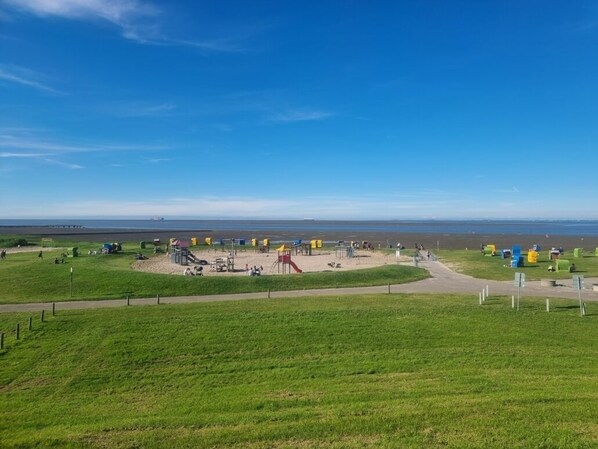 Plage à proximité, chaises longues, serviettes de plage