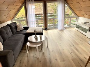 Smart TV, DVD player, books, stereo - Wohnung Wichtel Hol -anlage auf Paradiesischem Grundstück Fußläufig zur Nordsee! (Butjadingen)