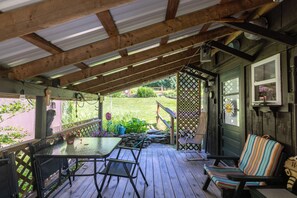 Outdoor dining - Cozy Cabin with an RV &Camper Hookup 
Pet Friendly 
Peaceful & Relaxing  (Bath)
