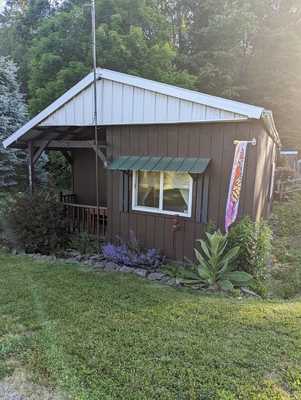 Exterior - Cozy Cabin with an RV &Camper Hookup 
Pet Friendly 
Peaceful & Relaxing  (Bath)