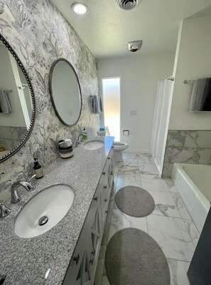 Hair dryer, towels, soap, toilet paper - Relaxing Golf Course, Pool, remodeled sleeps 6 (La Quinta)