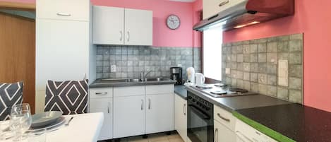 Réfrigérateur, un four, surface de cuisson, lave-vaisselle