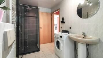 Combined shower/tub, hair dryer