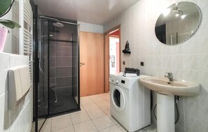 Ensemble douche/baignoire, sèche-cheveux