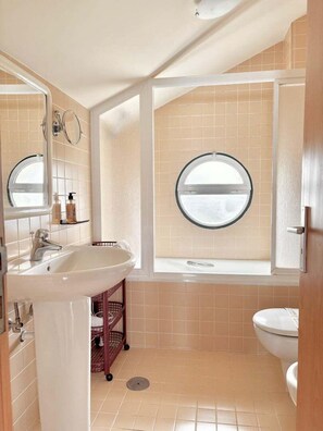 Bathtub, eco-friendly toiletries, hair dryer, towels - Casa dos Avós - Garden & Lake II (Ponta Delgada)