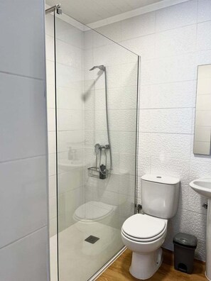 Baignoire, articles de toilette écologiques, séchoir à cheveux