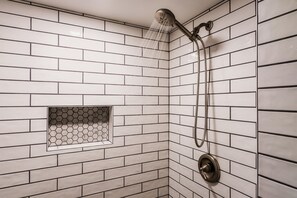 Combined shower/bathtub, hair dryer, towels - MTN Retreat/FamilyFriendly/FencedYard/Theater (Pigeon Forge)