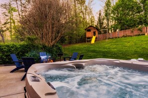 Outdoor spa tub - MTN Retreat/FamilyFriendly/FencedYard/Theater (Pigeon Forge)