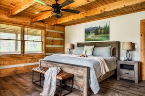 3 bedrooms, desk, iron/ironing board, travel crib - MTN Retreat/FamilyFriendly/FencedYard/Theater (Pigeon Forge)
