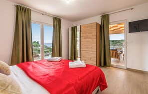 3 bedrooms, travel crib, free WiFi, bed sheets - Cozy home in Vela Luka with WiFi (Vela Luka)