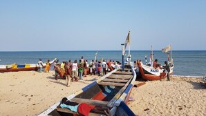 Una playa cerca, arena blanca