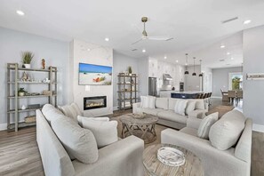 TV, caminetto, libri, studio