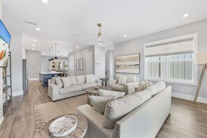 Télévision, cheminée, livres, espaces bureaux