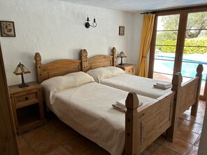 3 chambres, coffres-forts dans les chambres, fer et planche à repasser