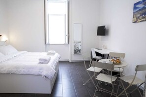 1 bedroom, WiFi - APT. - Studio apartment in the historic center of Naples (Napoli)