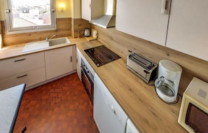 Wasserkocher mit Kaffee-/Teezubehör, Kühlschrank, Mikrowelle, Ofen