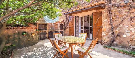 تناول الطعام بالخارج