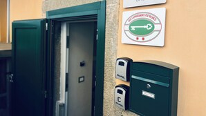 A door with a keyhole, a mailbox, and a sign indicating available rooms and apartments. - Appartamento - Angolo di Rio (Riomaggiore)