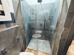 Suihku, ilmaiset hygieniatuotteet, hiustenkuivaaja, bidee