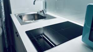 A modern kitchen with a built-in sink and stove. - Appartamento - Angolo di Rio (Riomaggiore)