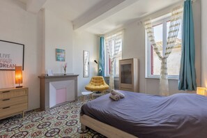 5 bedrooms, desk, iron/ironing board, travel cot