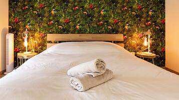 5 bedrooms, desk, iron/ironing board, travel crib