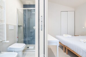 Regadera, secadora de cabello, bidet, toallas 