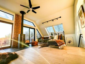 Smart TV, chimenea, estéreo y oficina 