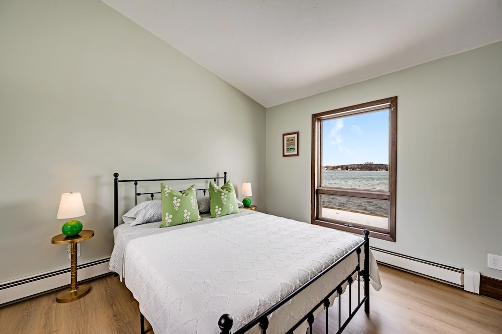 Stunning waterfront location in Sturgeon Bay! Dog friendly! Sturgeon