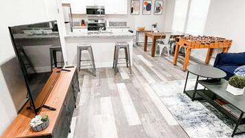 Rumah Premium | Area keluarga | Smart TV 50-inci dengan saluran TV digital, TV, dan Netflix