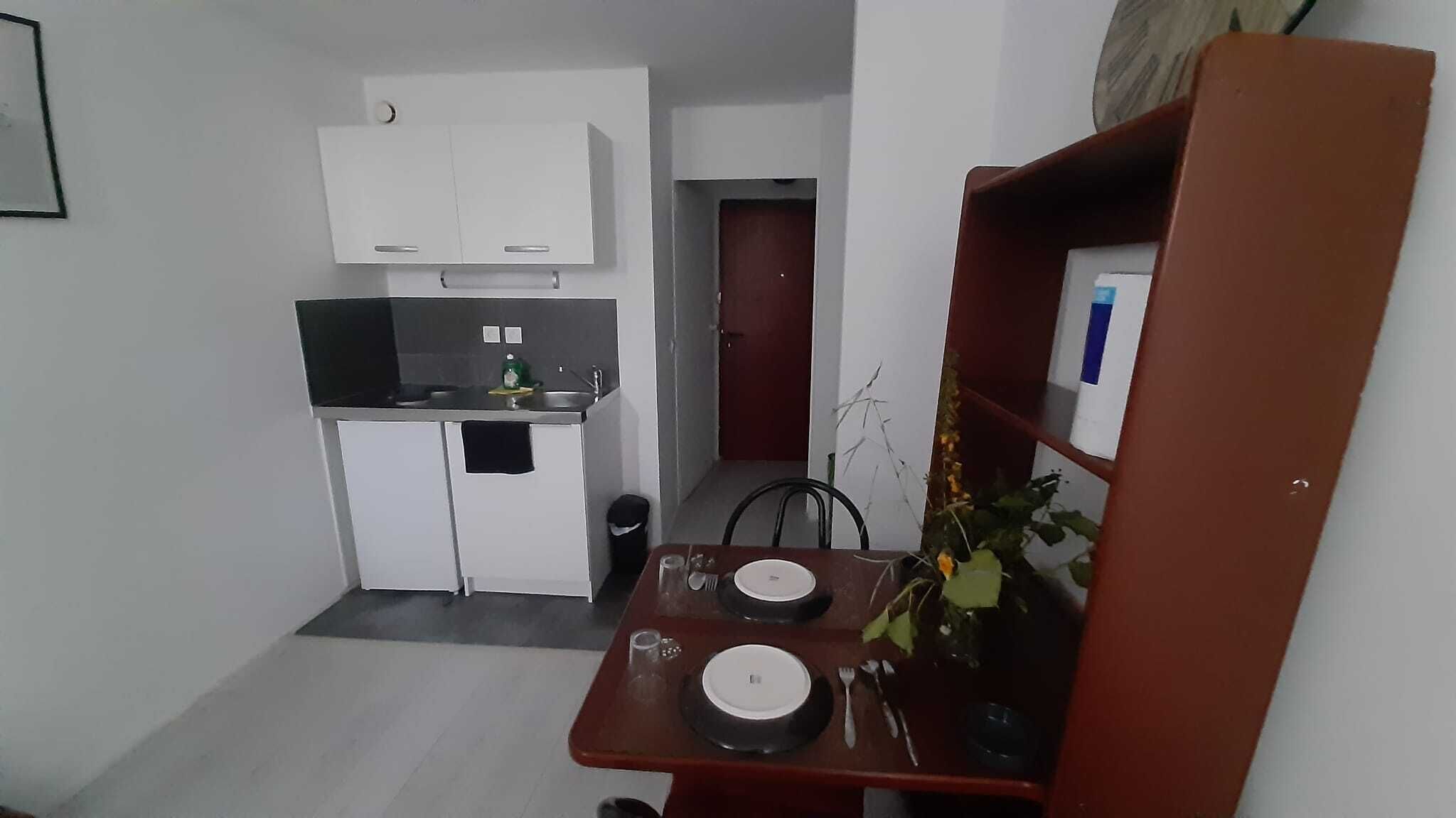 Studio DE 18 m2 Tres Propre Avec LIT Double 140x200cm