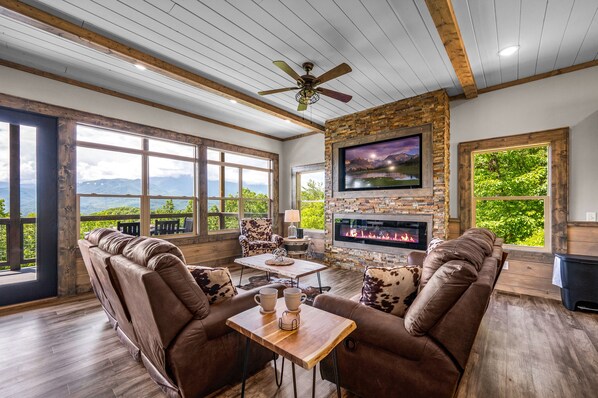 Smart TV, chimenea, futbolito y estéreo 