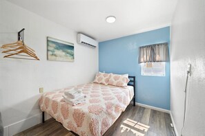1 habitación, escritorio, tabla de planchar con plancha y cuna de viaje 