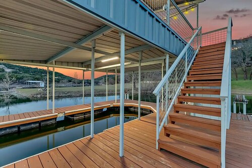 Lake Travis home with beautiful sunsets
