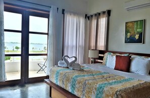 3 bedrooms, desk, WiFi, bed sheets