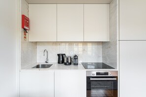 Réfrigérateur, micro-ondes, four, cafetière/bouilloire